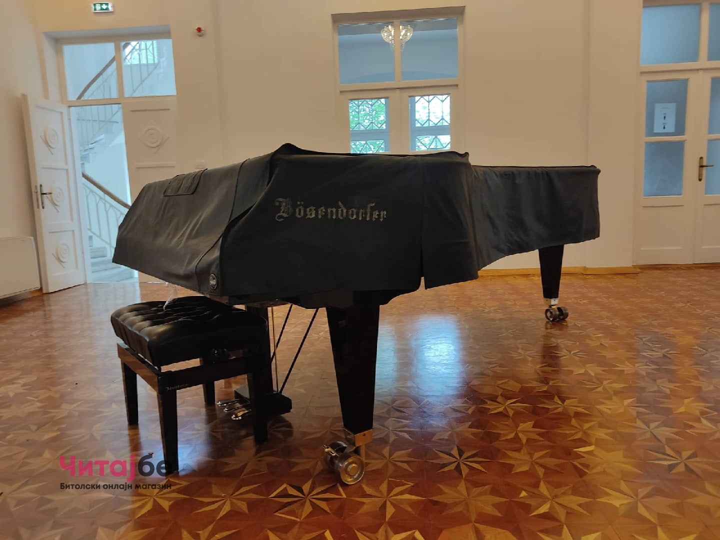 Клавирот Bösendorfer од битолскиот музеј со кран пренесен во концертната сала на Офицерскиот дом 12 06 min