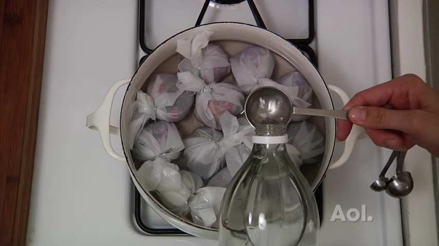 Техника на бојадисување велигденски јајца со свила 5 snapshot