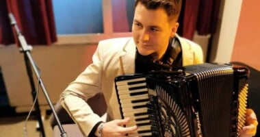 Одблиску со талентираниот музичар Димитар Митревски од Битола 1365 r25IQAEAAAAAAAAAAPBsJkgAAauTjWAAAAAASUVORK5CYII=