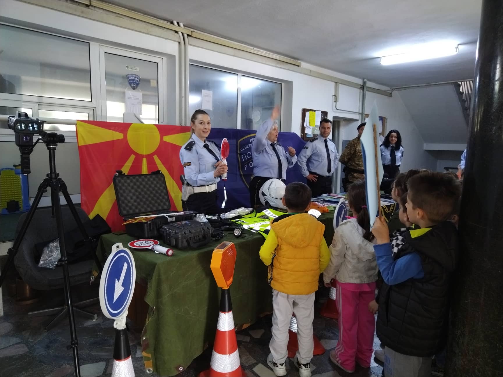 Најмалите го посетија СВР Битола и им го честитаа Денот на македонската полиција 4 279557695 1107463143149253 751906289207379267 n