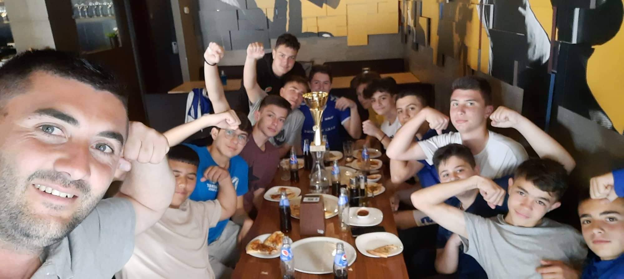 Од училиште без спортска сала до државни прваци во кошарка - голем успех за екипата на ОУ „Свети Кирил и Методиј“ Битола и нивниот наставник Џими Геровски 9 284030310 1688274838206965 7085515890395945077 n