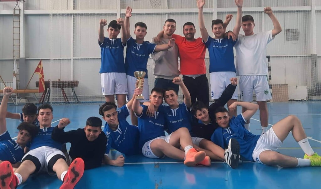 Од училиште без спортска сала до државни прваци во кошарка - голем успех за екипата на ОУ „Свети Кирил и Методиј“ Битола и нивниот наставник Џими Геровски 3 284671234 677838666635601 2405148550758139746 n