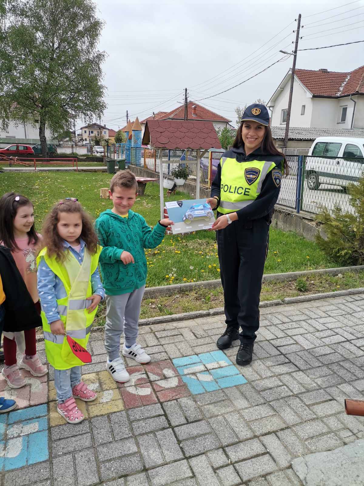 Најмалите го посетија СВР Битола и им го честитаа Денот на македонската полиција 7 IMG 6f098c48a4c3748c6a0cc7e4d8aa7325 V