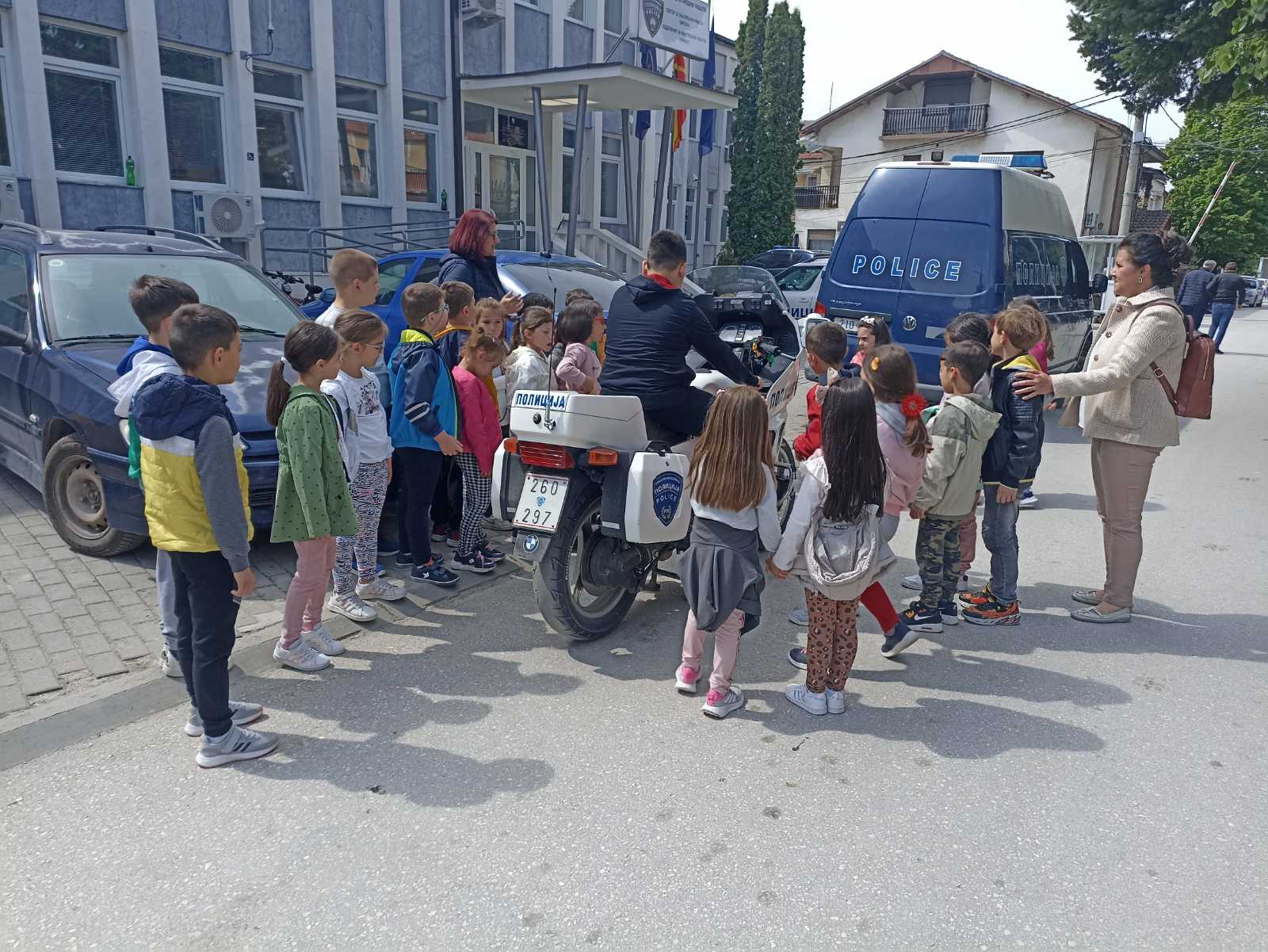 Најмалите го посетија СВР Битола и им го честитаа Денот на македонската полиција 8 IMG a8e0776d3db1cdeea8f9272c1bffa263 V