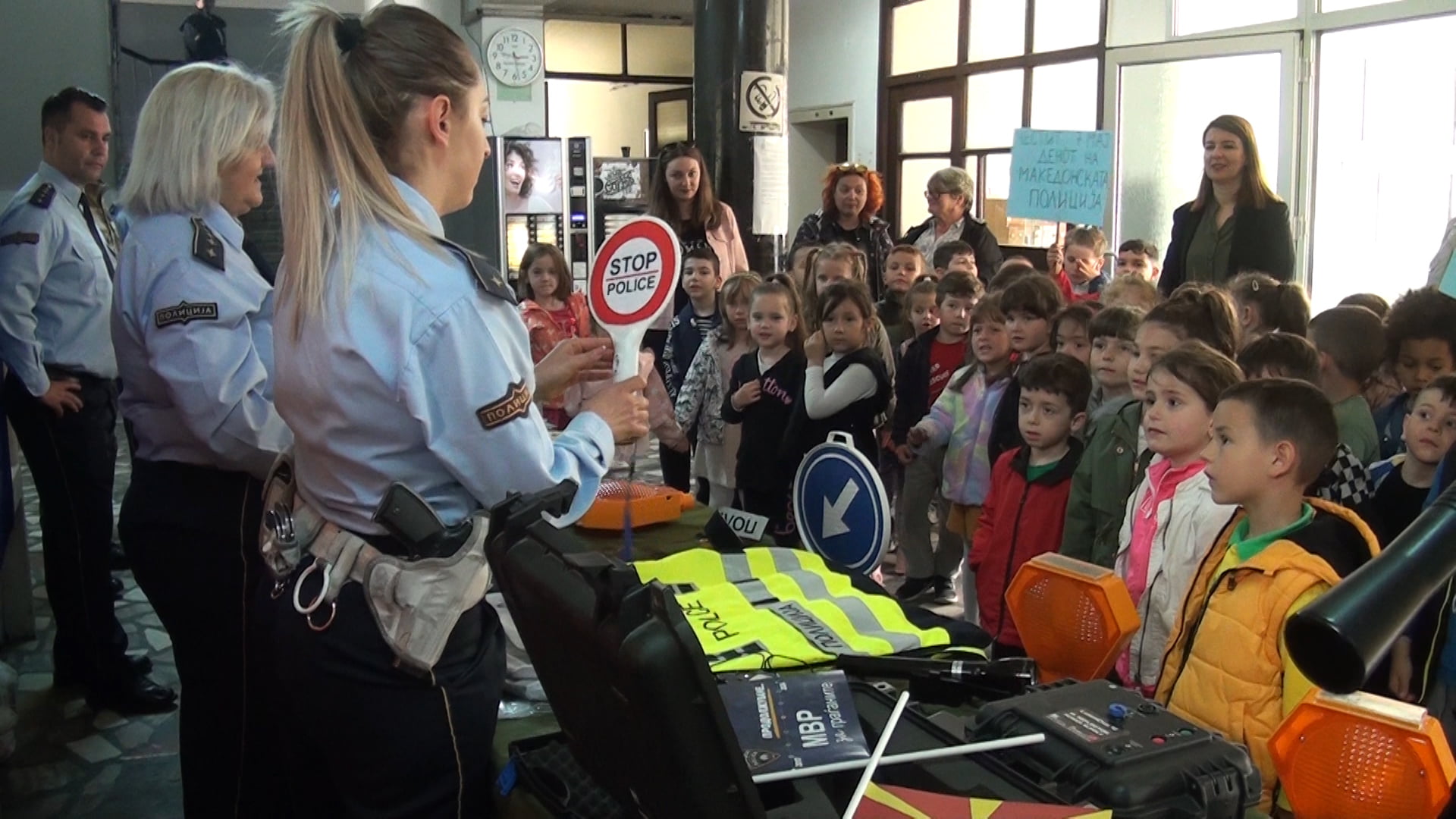 Најмалите го посетија СВР Битола и им го честитаа Денот на македонската полиција 18 Sequence 01.00 18 59 20.Still010