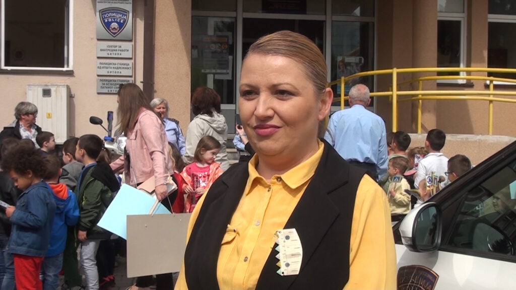 Најмалите го посетија СВР Битола и им го честитаа Денот на македонската полиција 3 Sequence 01.00 29 39 03.Still011