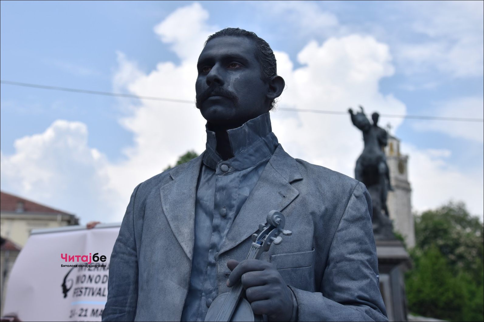 Живи статуи низ Широк Сокак како дел од Офф програмата на Фестивалот на монодрама 46 mono drama