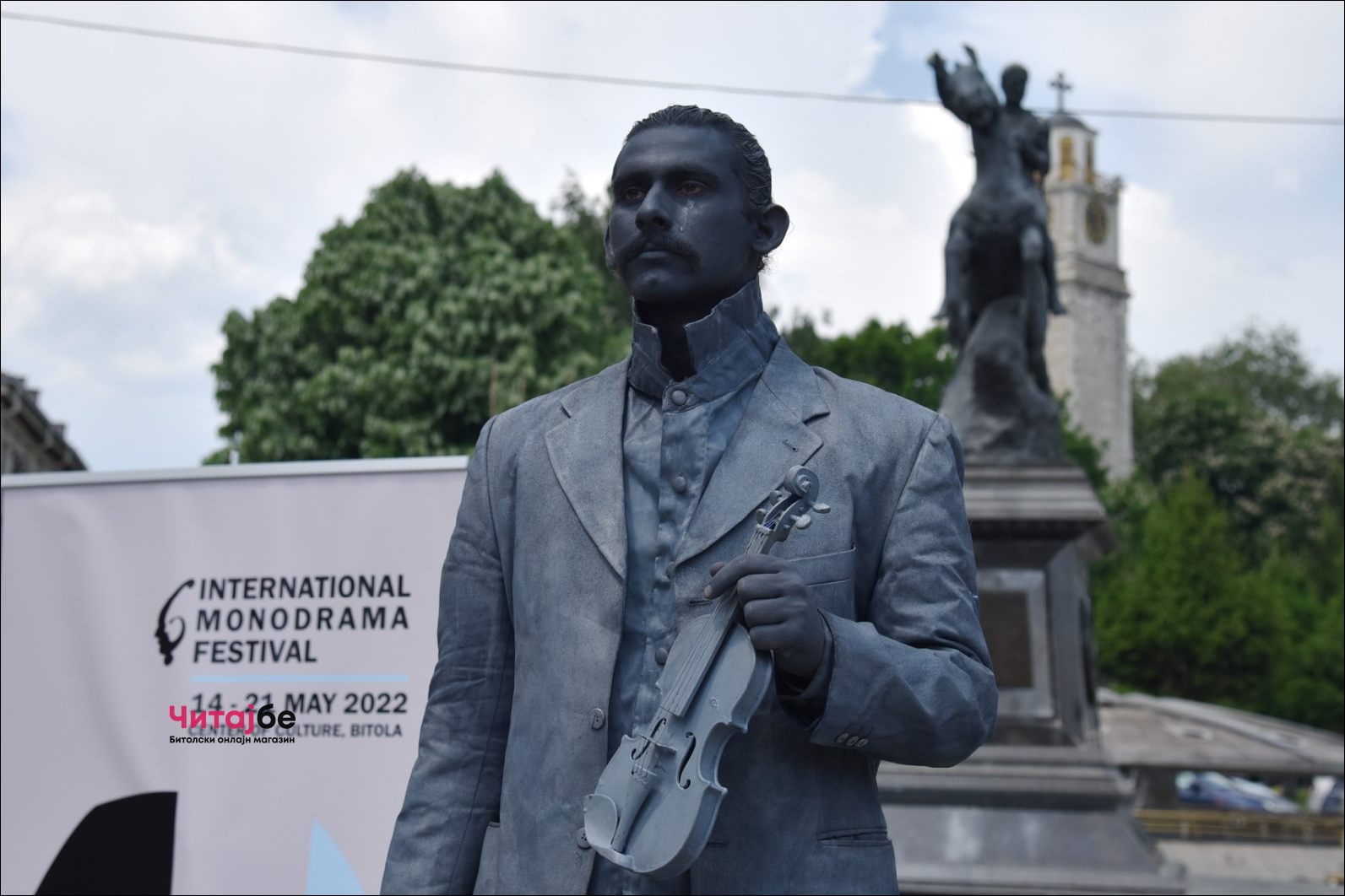 Живи статуи низ Широк Сокак како дел од Офф програмата на Фестивалот на монодрама 45 mono drama 10