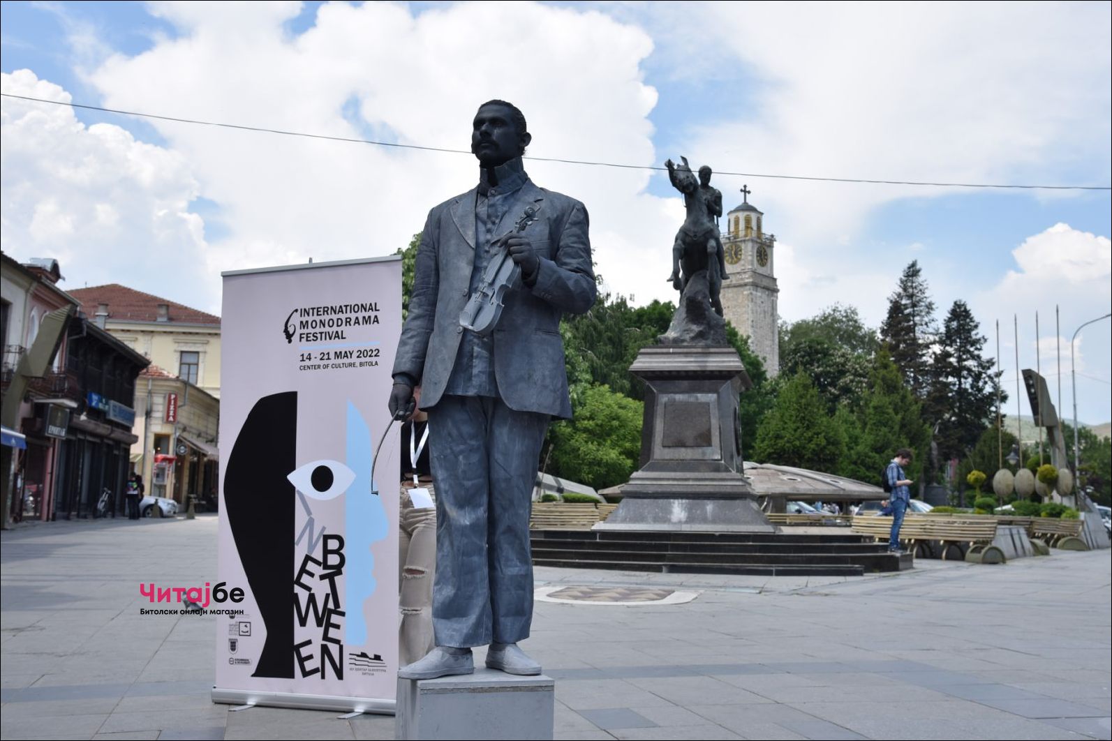 Живи статуи низ Широк Сокак како дел од Офф програмата на Фестивалот на монодрама 43 mono drama 11