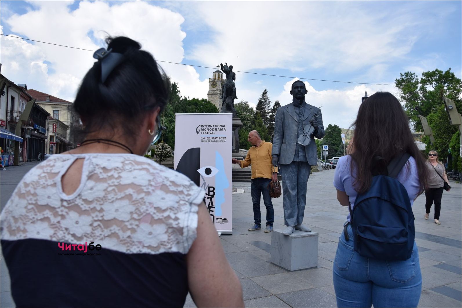 Живи статуи низ Широк Сокак како дел од Офф програмата на Фестивалот на монодрама 42 mono drama 12