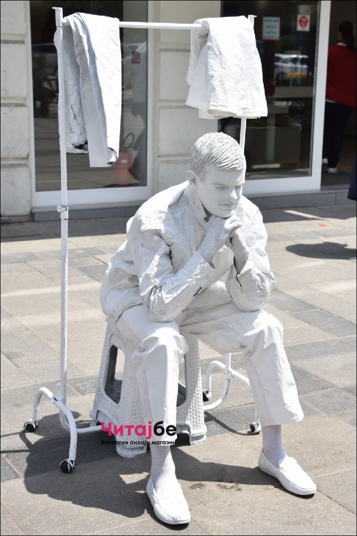 Живи статуи низ Широк Сокак како дел од Офф програмата на Фестивалот на монодрама 30 mono drama 16