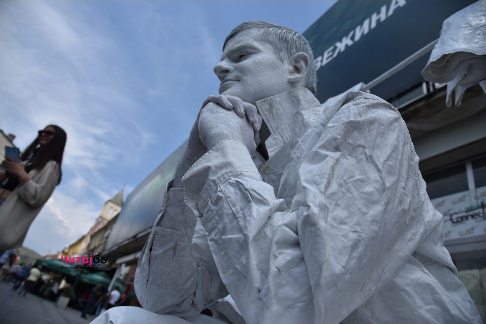 Живи статуи низ Широк Сокак како дел од Офф програмата на Фестивалот на монодрама 31 mono drama 18