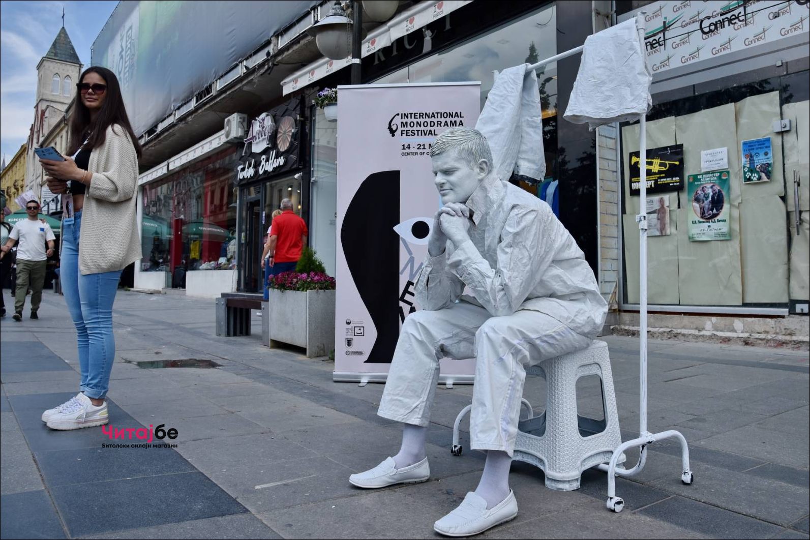 Живи статуи низ Широк Сокак како дел од Офф програмата на Фестивалот на монодрама 32 mono drama 19