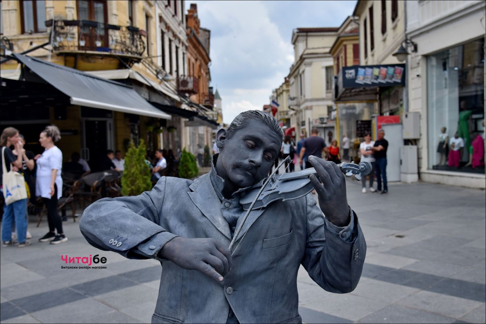 Живи статуи низ Широк Сокак како дел од Офф програмата на Фестивалот на монодрама 49 mono drama 2