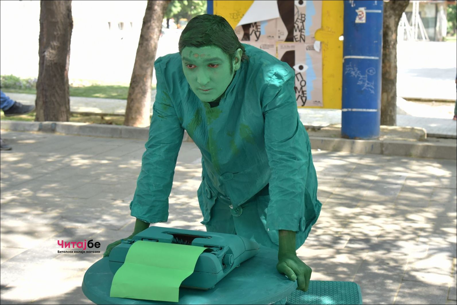 Живи статуи низ Широк Сокак како дел од Офф програмата на Фестивалот на монодрама 35 mono drama 21