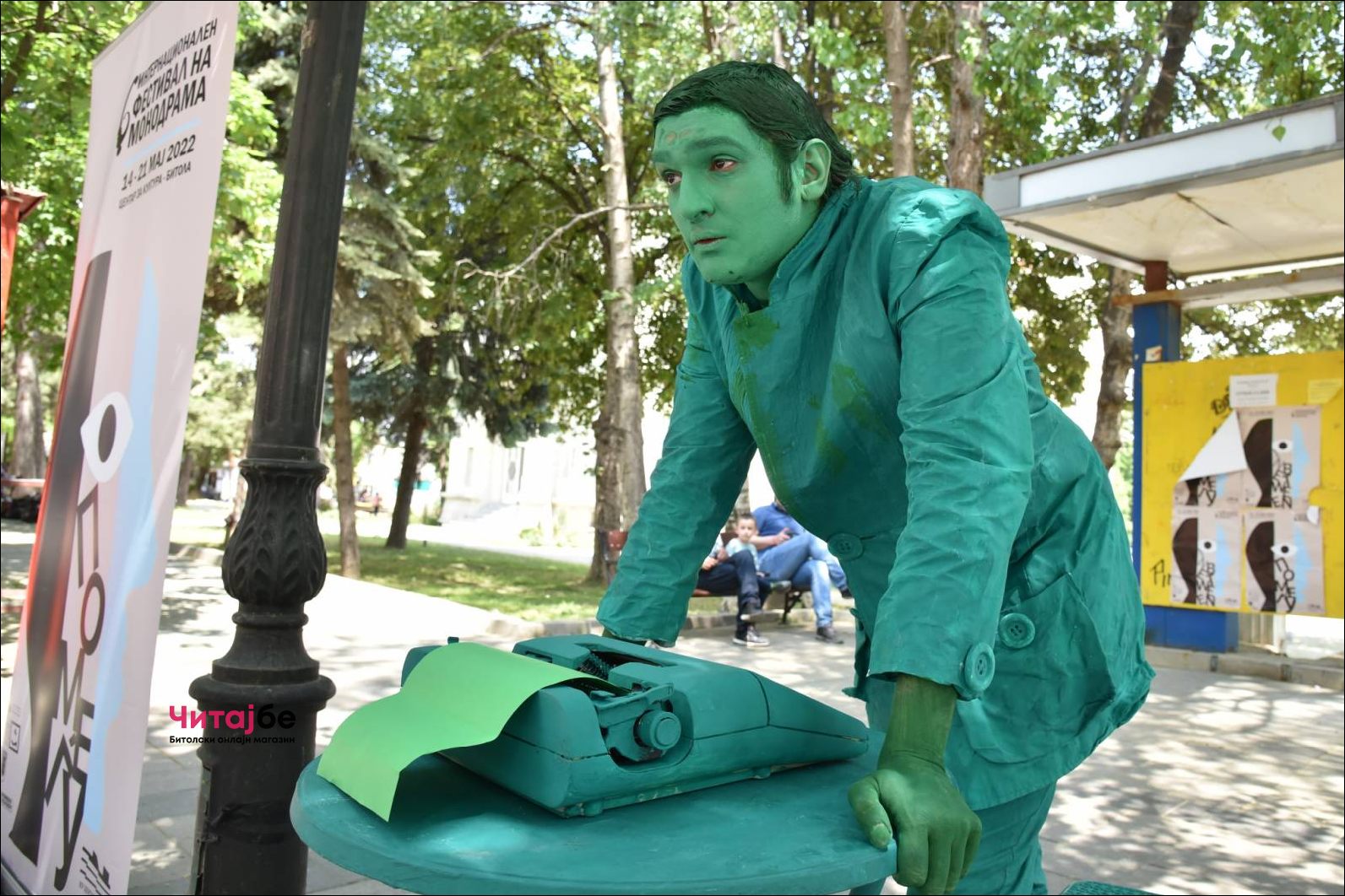 Живи статуи низ Широк Сокак како дел од Офф програмата на Фестивалот на монодрама 36 mono drama 22