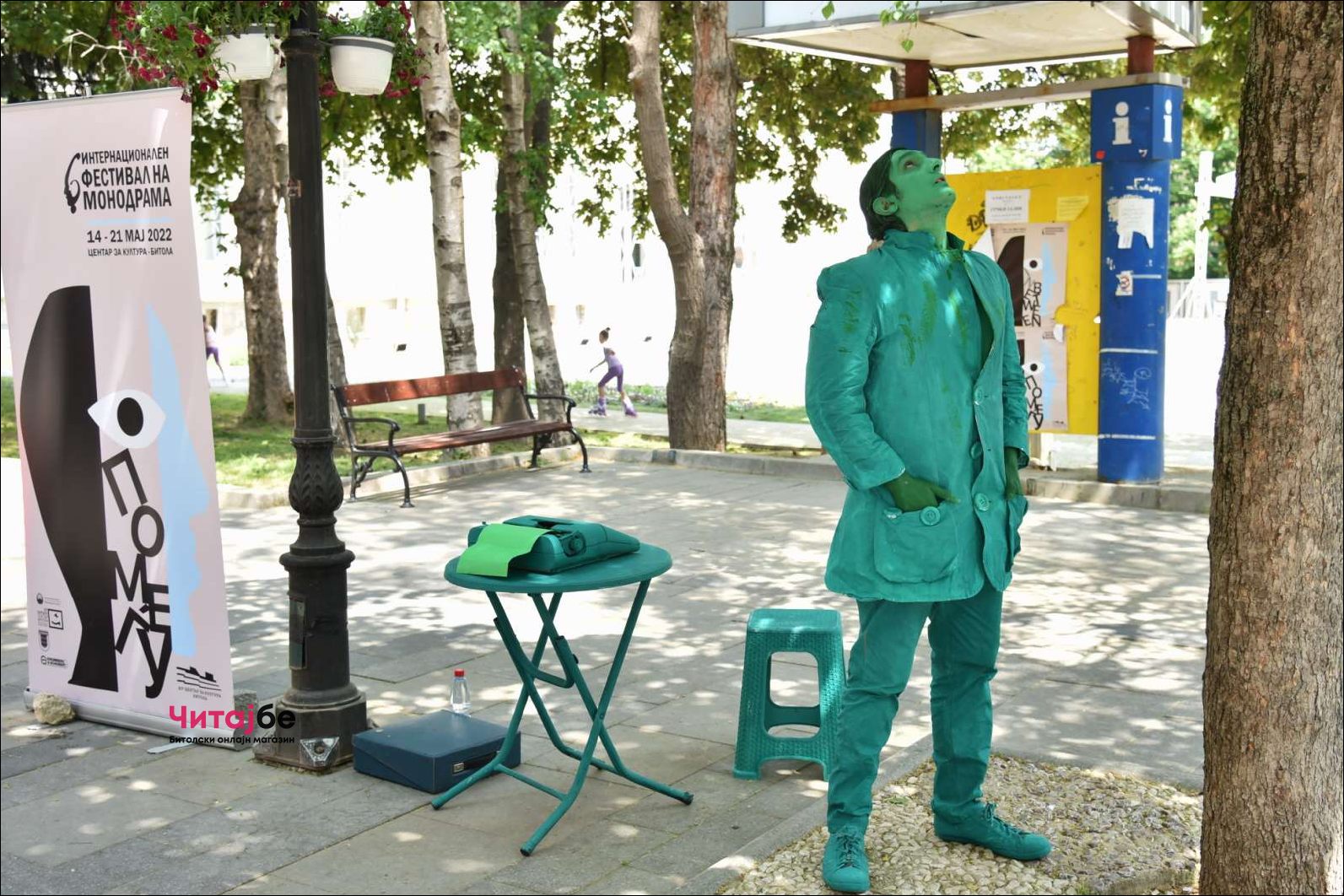 Живи статуи низ Широк Сокак како дел од Офф програмата на Фестивалот на монодрама 38 mono drama 24