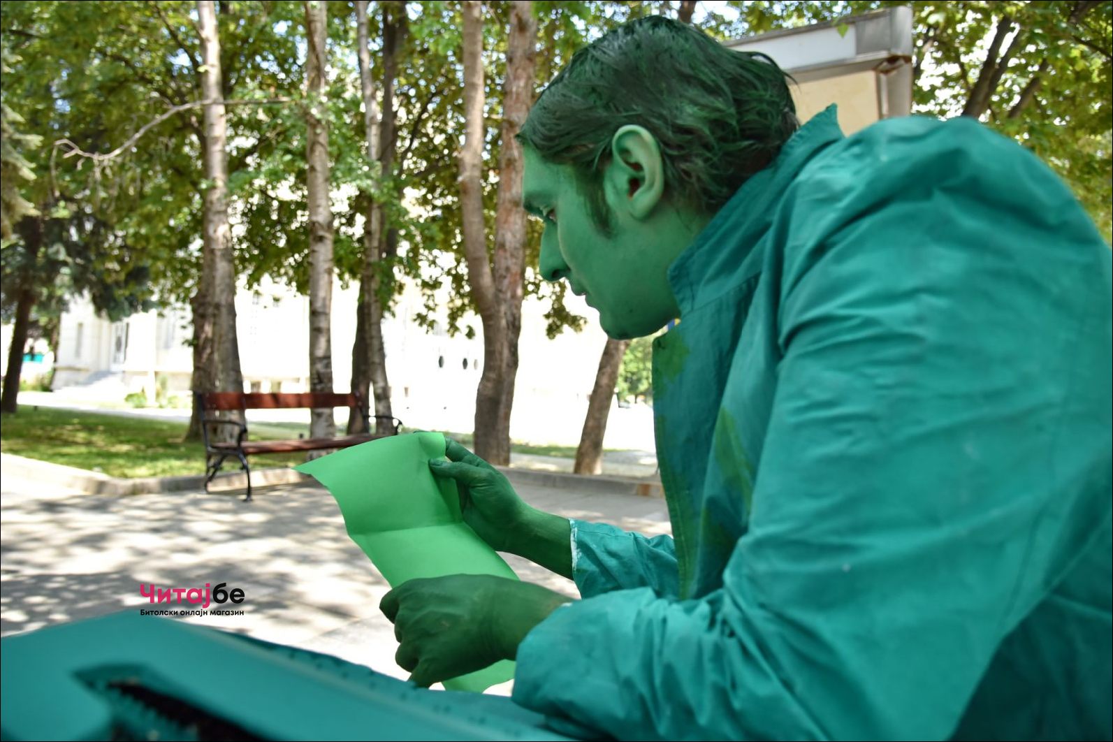 Живи статуи низ Широк Сокак како дел од Офф програмата на Фестивалот на монодрама 26 mono drama 27