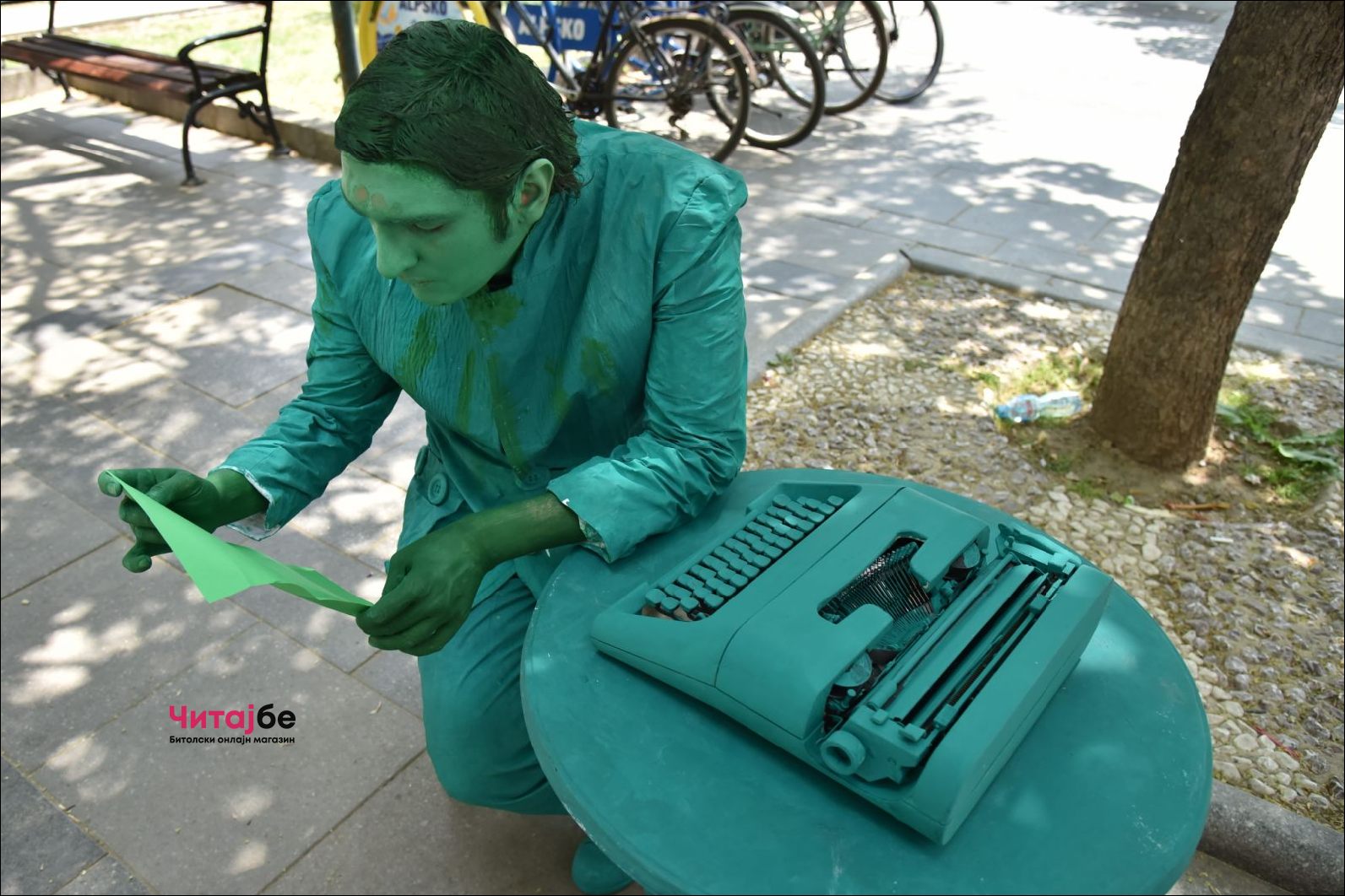 Живи статуи низ Широк Сокак како дел од Офф програмата на Фестивалот на монодрама 25 mono drama 28