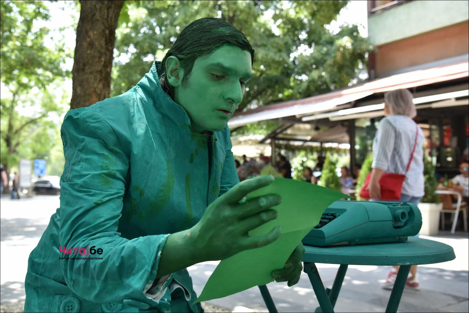 Живи статуи низ Широк Сокак како дел од Офф програмата на Фестивалот на монодрама 17 mono drama 29