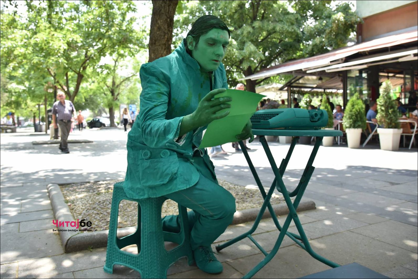 Живи статуи низ Широк Сокак како дел од Офф програмата на Фестивалот на монодрама 24 mono drama 30