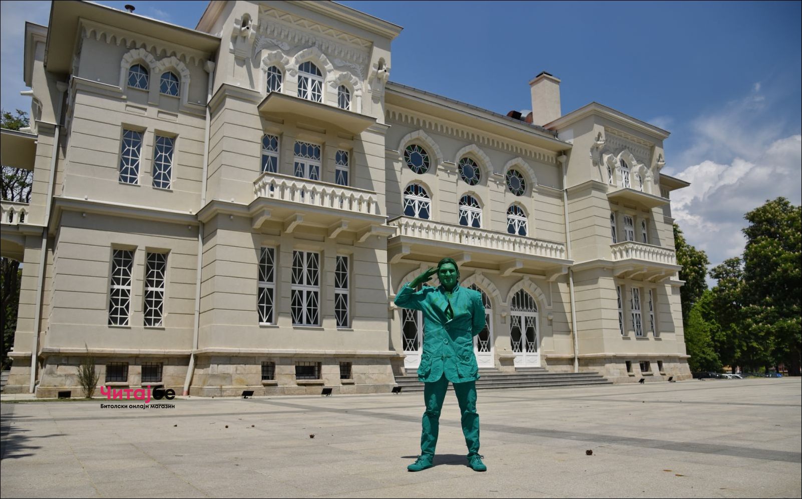 Живи статуи низ Широк Сокак како дел од Офф програмата на Фестивалот на монодрама 22 mono drama 32