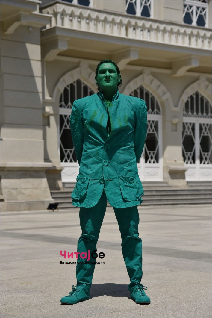 Живи статуи низ Широк Сокак како дел од Офф програмата на Фестивалот на монодрама 16 mono drama 34