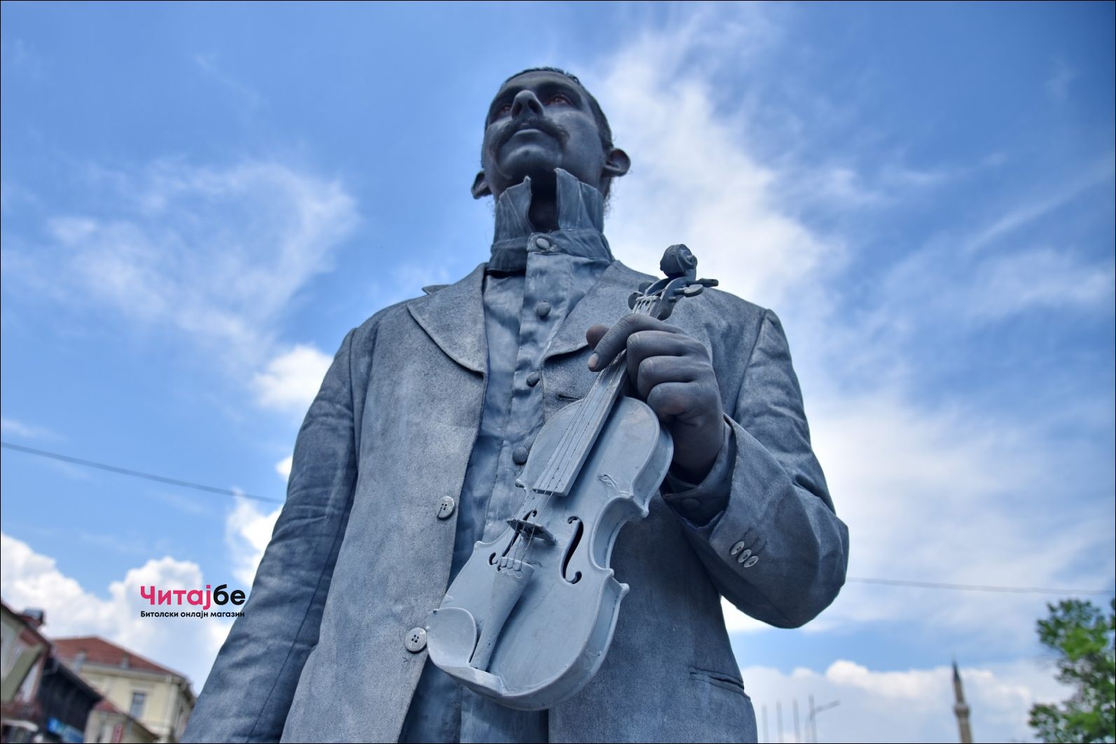 Живи статуи низ Широк Сокак како дел од Офф програмата на Фестивалот на монодрама 52 mono drama 4