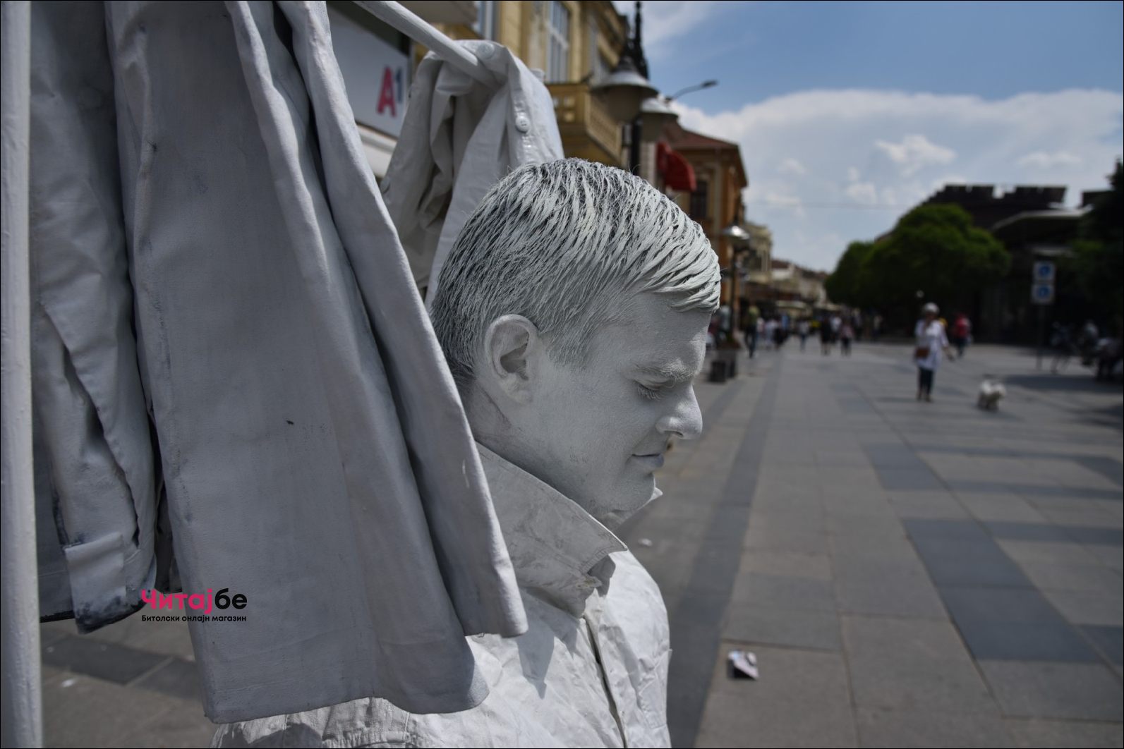 Живи статуи низ Широк Сокак како дел од Офф програмата на Фестивалот на монодрама 28 mono drama 40