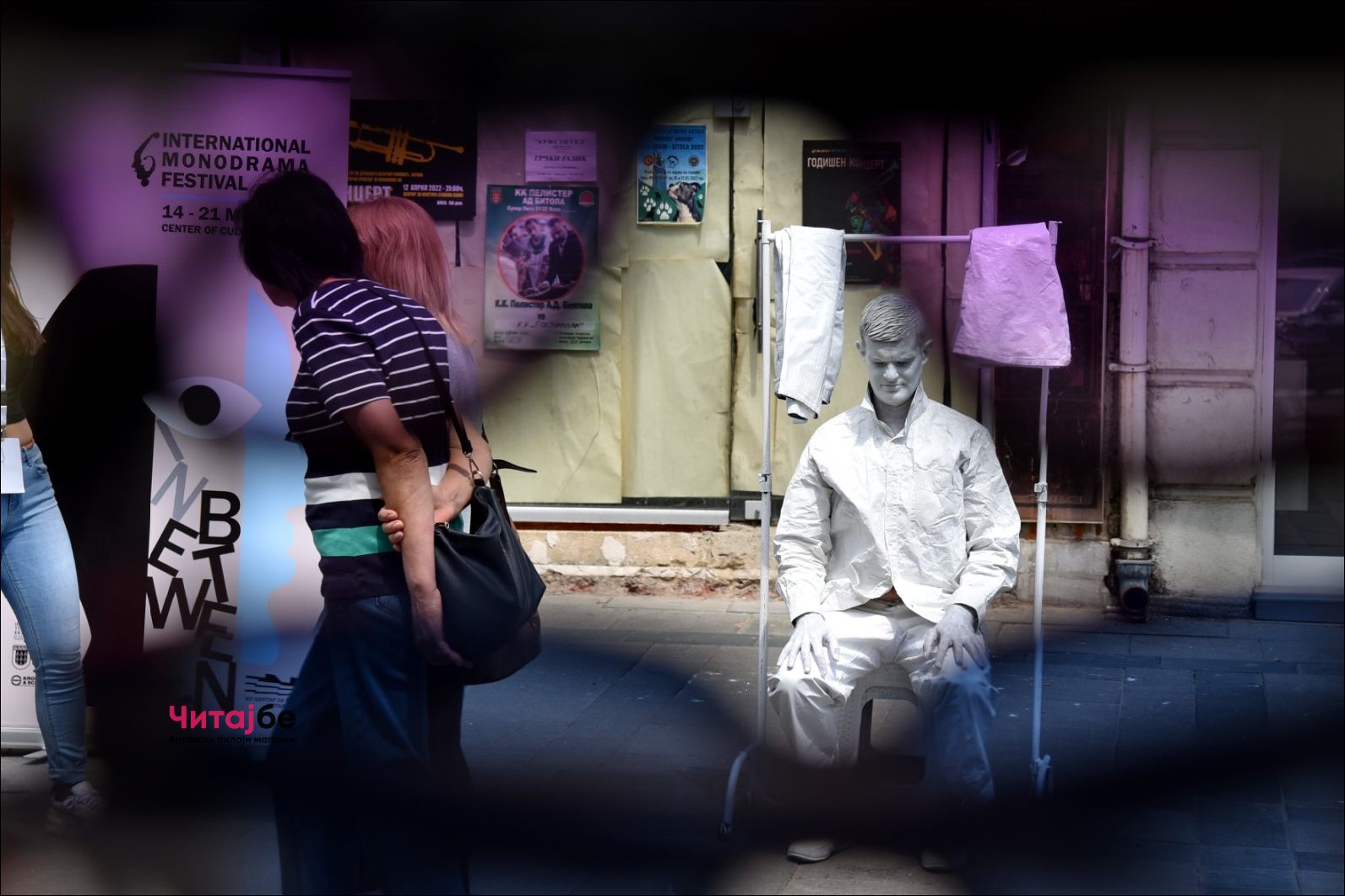 Живи статуи низ Широк Сокак како дел од Офф програмата на Фестивалот на монодрама 20 mono drama 41