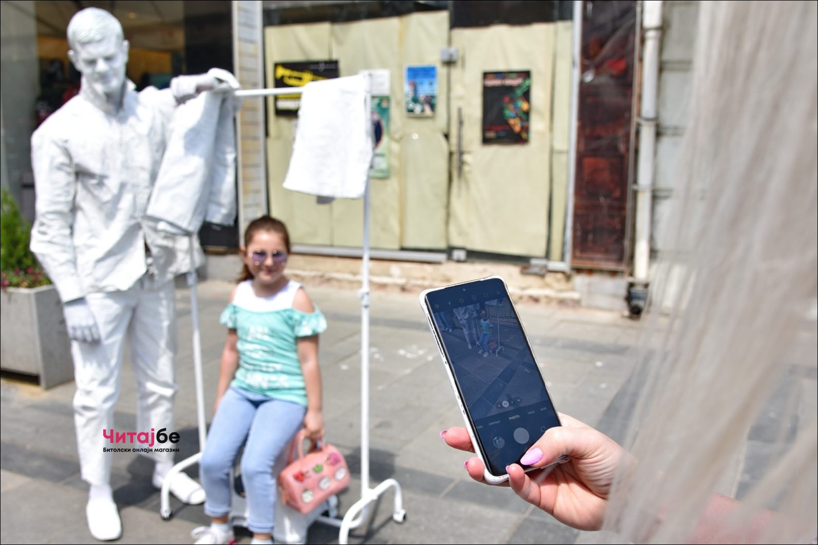 Живи статуи низ Широк Сокак како дел од Офф програмата на Фестивалот на монодрама 27 mono drama 42