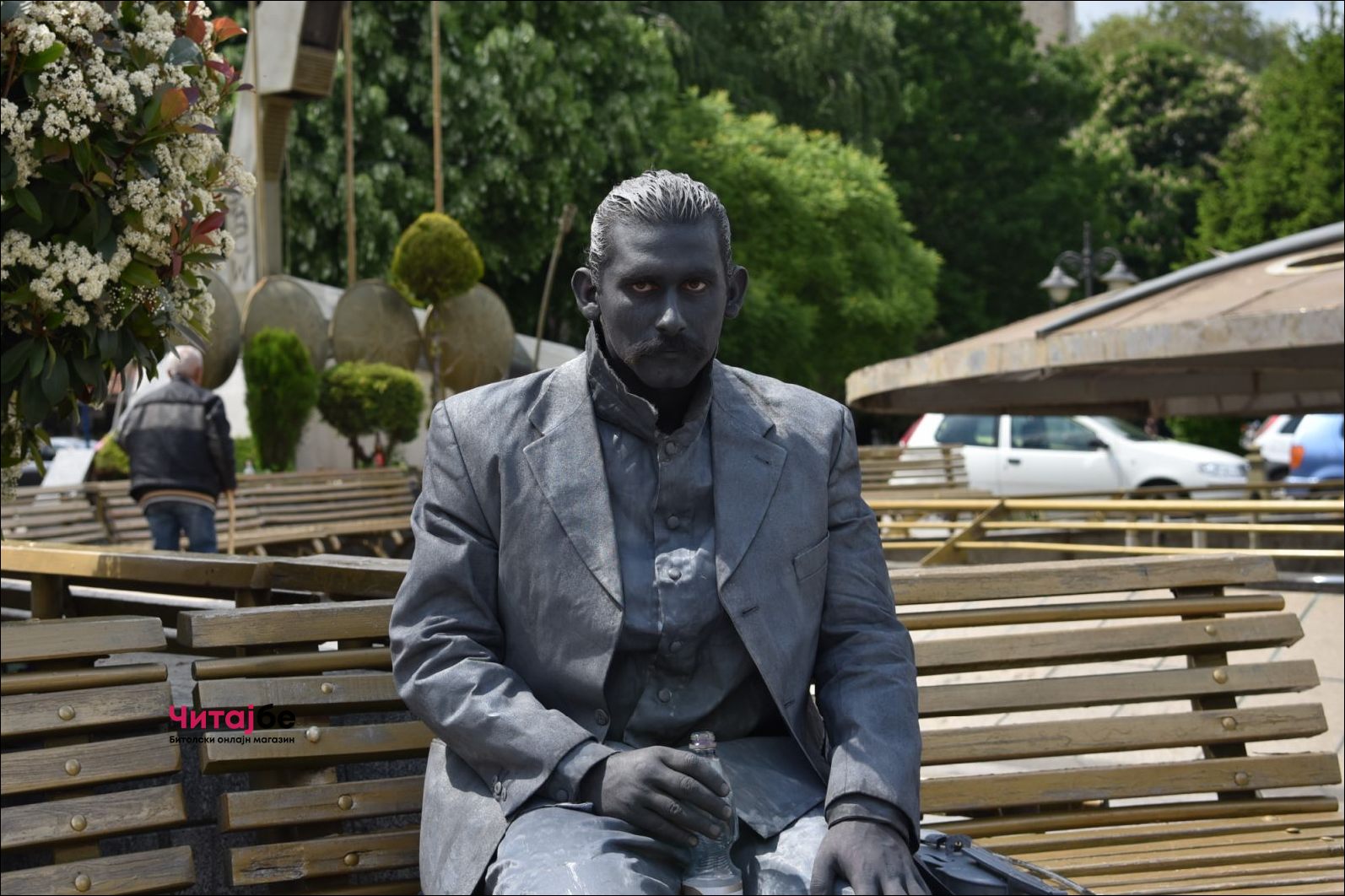 Живи статуи низ Широк Сокак како дел од Офф програмата на Фестивалот на монодрама 11 mono drama 43