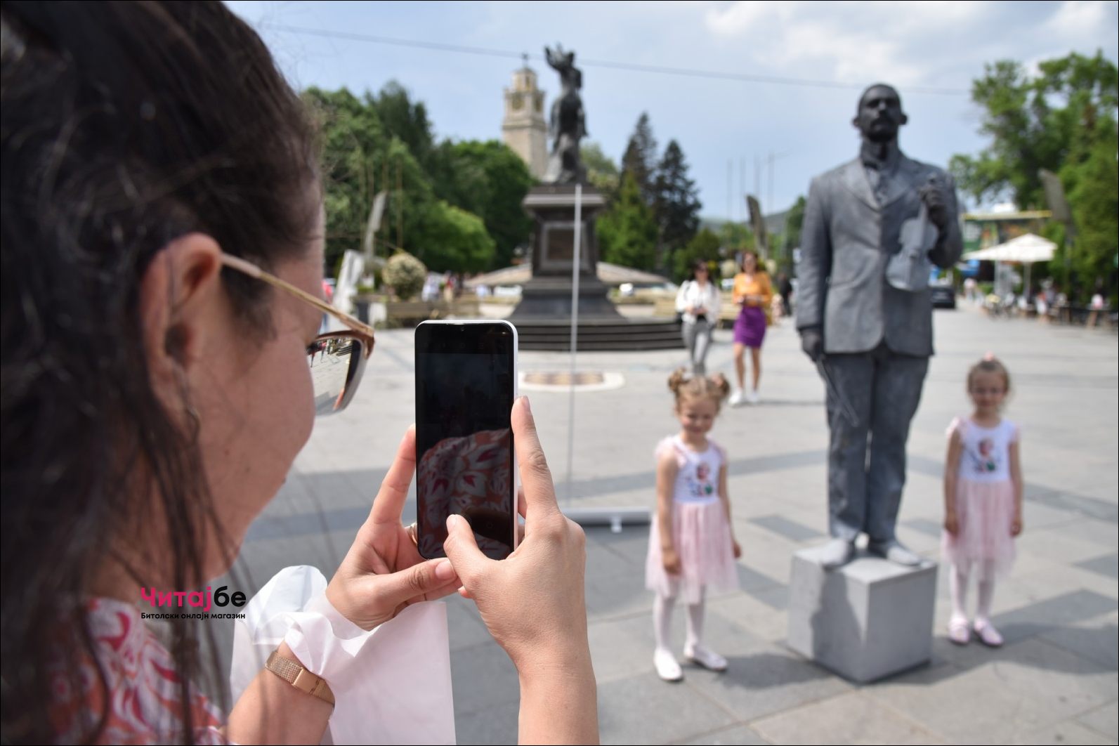 Живи статуи низ Широк Сокак како дел од Офф програмата на Фестивалот на монодрама 8 mono drama 46