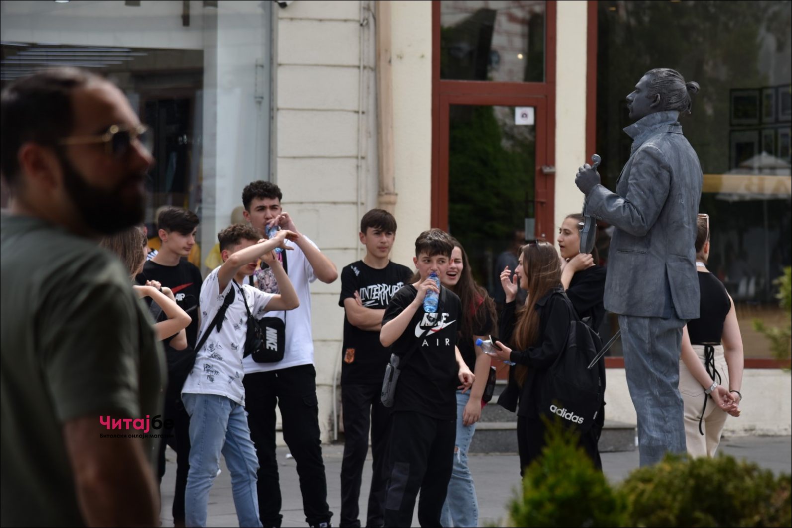 Живи статуи низ Широк Сокак како дел од Офф програмата на Фестивалот на монодрама 7 mono drama 47