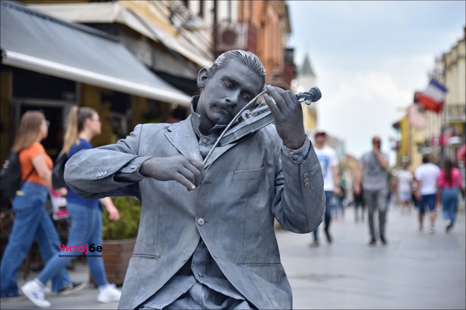 Живи статуи низ Широк Сокак како дел од Офф програмата на Фестивалот на монодрама 6 mono drama 49