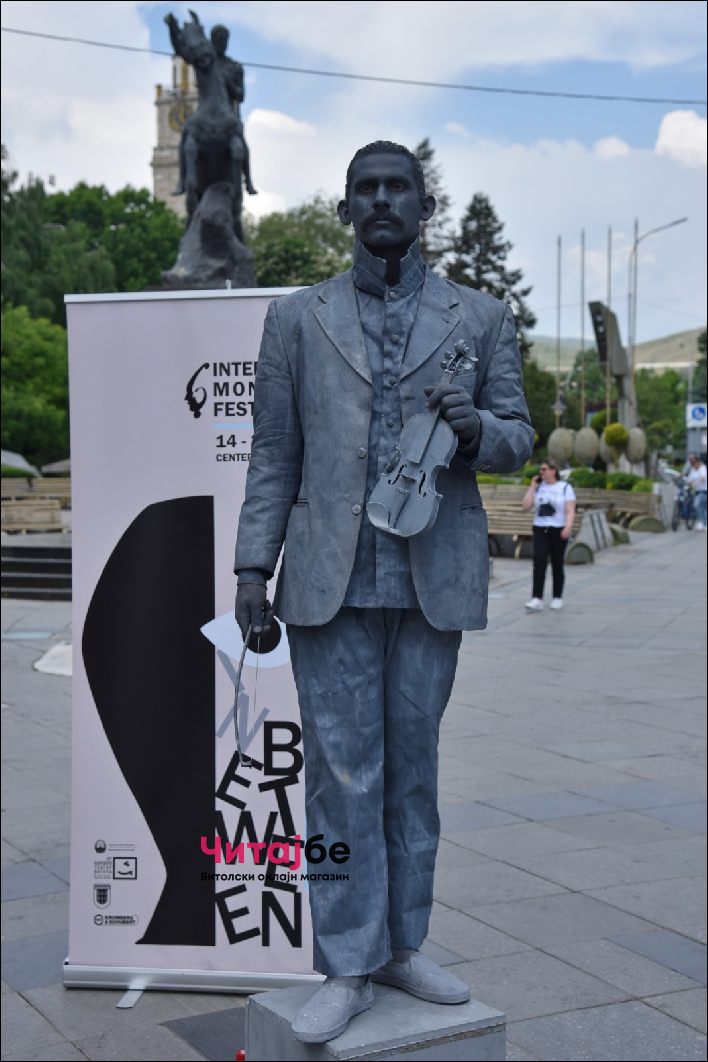 Живи статуи низ Широк Сокак како дел од Офф програмата на Фестивалот на монодрама 50 mono drama 5