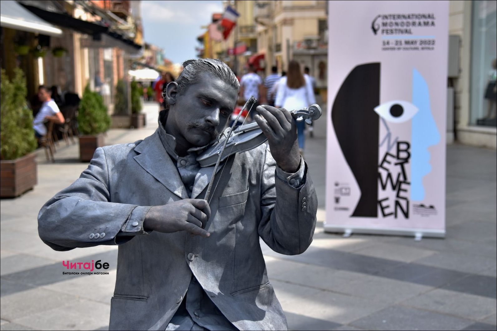 Живи статуи низ Широк Сокак како дел од Офф програмата на Фестивалот на монодрама 4 mono drama 50