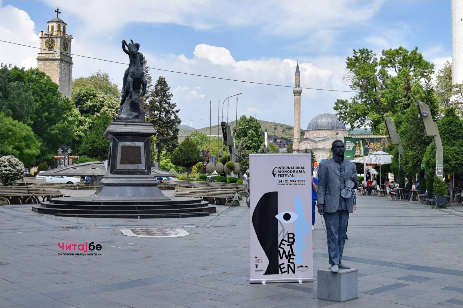 Живи статуи низ Широк Сокак како дел од Офф програмата на Фестивалот на монодрама 44 mono drama 7