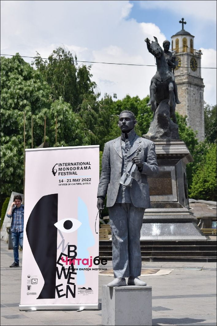 Живи статуи низ Широк Сокак како дел од Офф програмата на Фестивалот на монодрама 48 mono drama 9