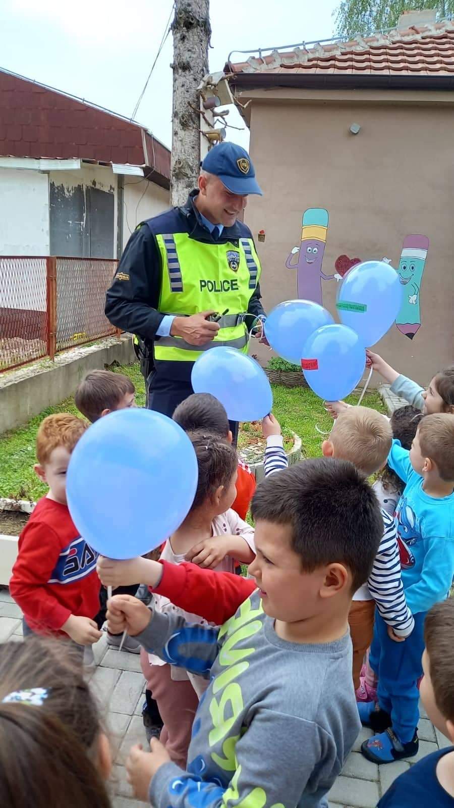 Најмалите го посетија СВР Битола и им го честитаа Денот на македонската полиција 9 received 737378343945544