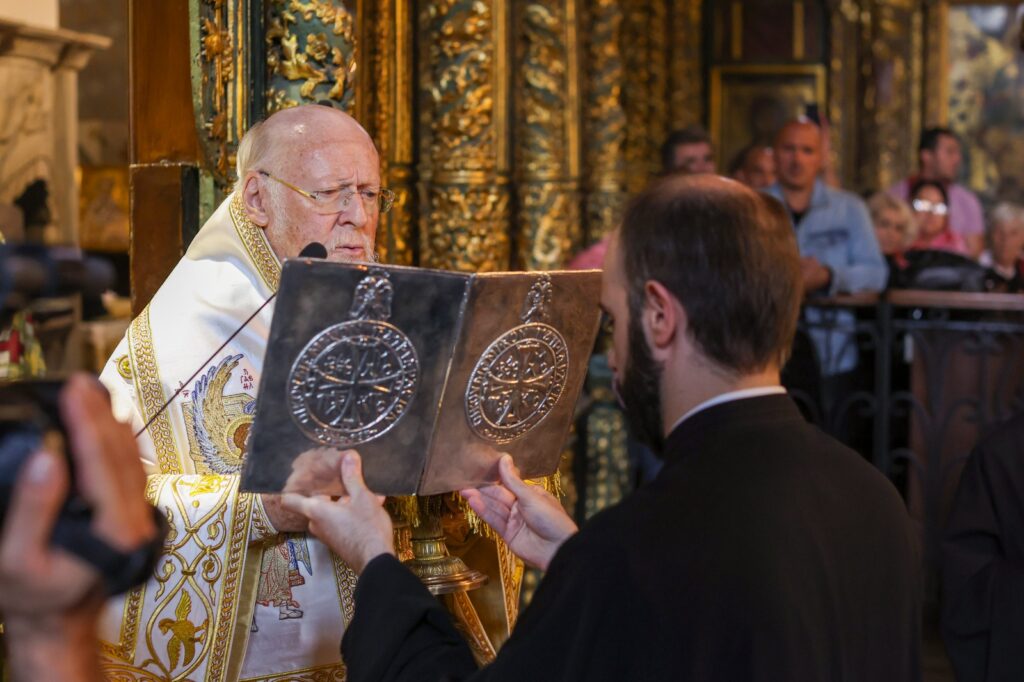 Патријаршиската и синодална литургија во Фанар заврши со прегратка на Патријархот г.Вартоломеј и Архиепископот г.Стефан 9 12062022 Kovacevski Vselenska Patrijarshija 6