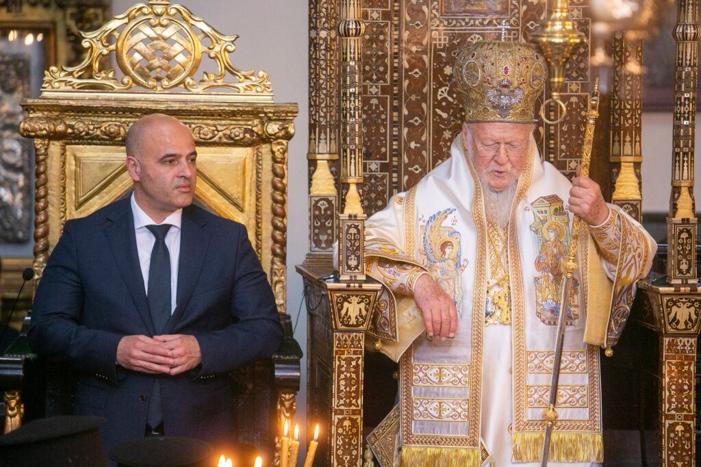 Патријаршиската и синодална литургија во Фанар заврши со прегратка на Патријархот г.Вартоломеј и Архиепископот г.Стефан 5 12062022 Kovacevski Vselenska Patrijarshija 8