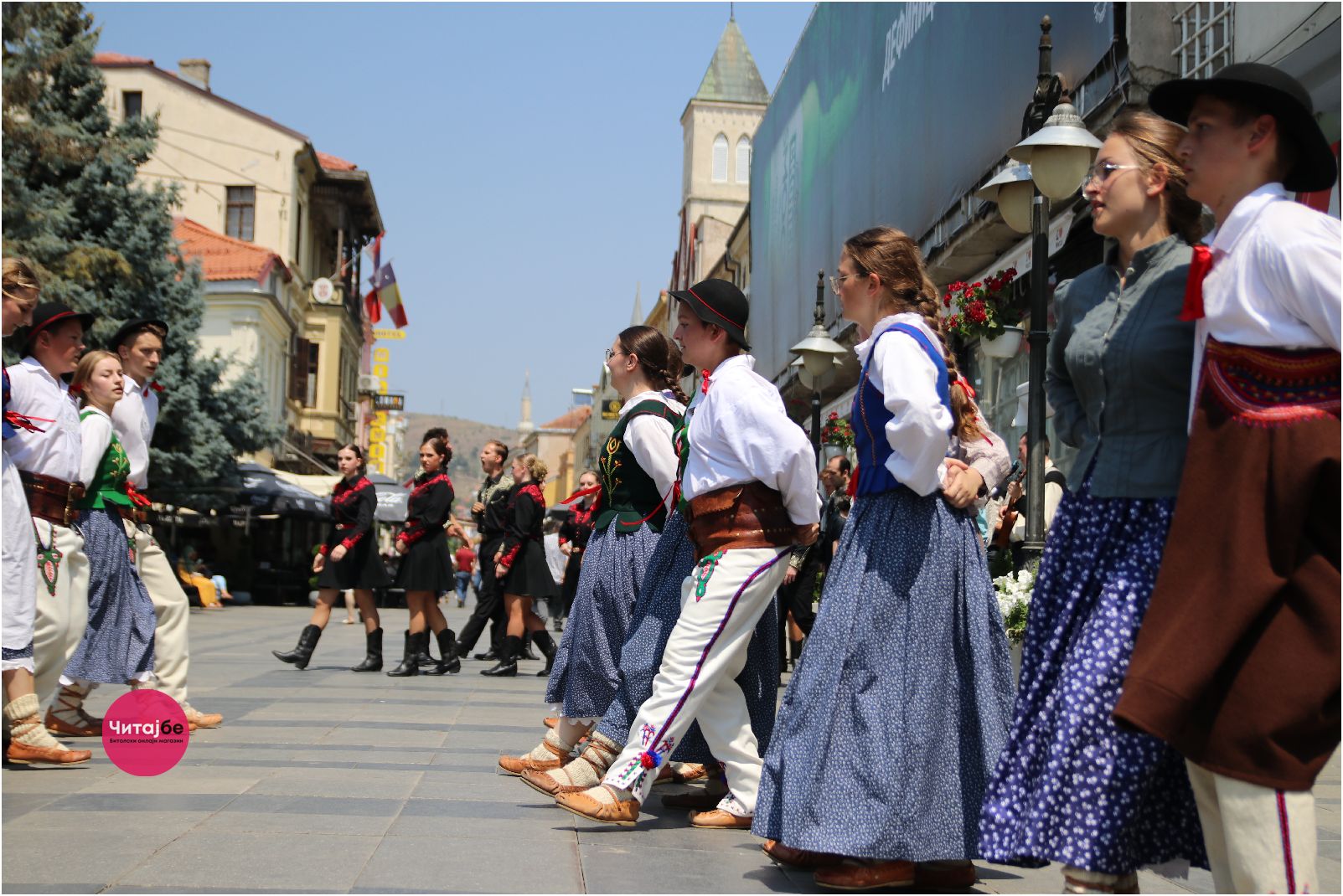 Фолклорното шаренило во Битола низ објективот на Саше Богоевски 32 дефиле по широк сокак 17