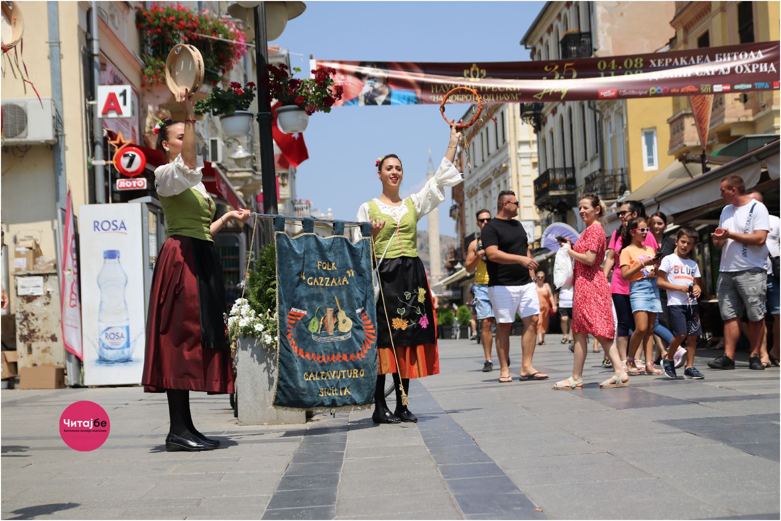 Фолклорното шаренило во Битола низ објективот на Саше Богоевски 11 дефиле по широк сокак 25