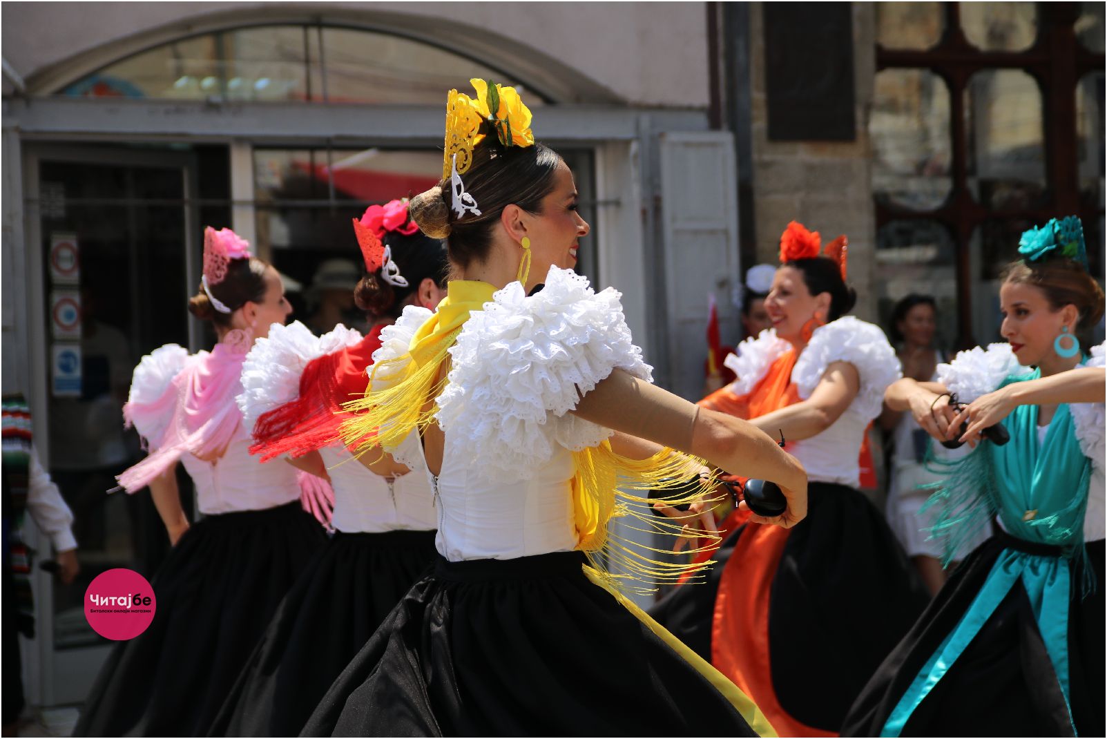 Фолклорното шаренило во Битола низ објективот на Саше Богоевски 28 дефиле по широк сокак 30