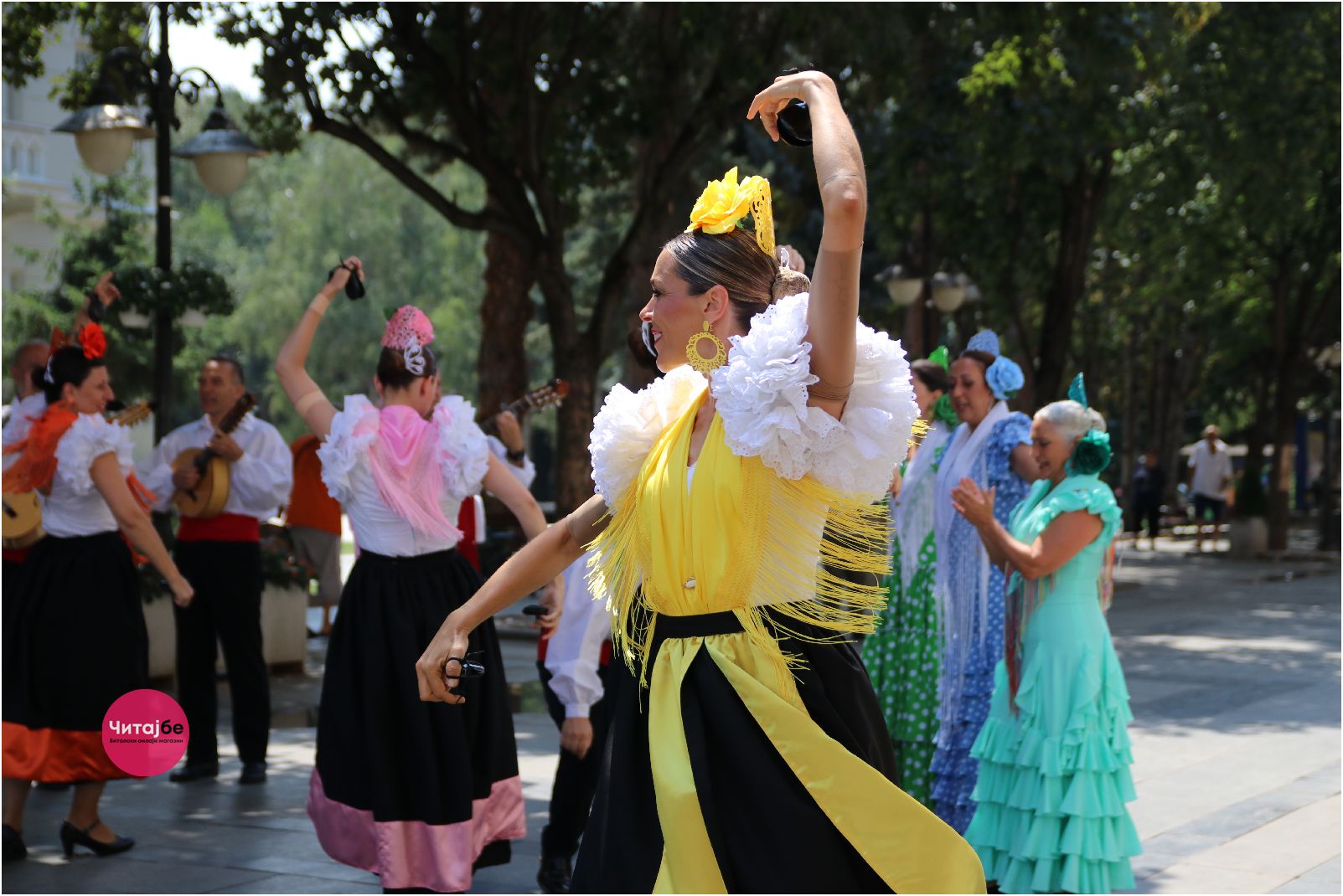 Фолклорното шаренило во Битола низ објективот на Саше Богоевски 24 дефиле по широк сокак 6