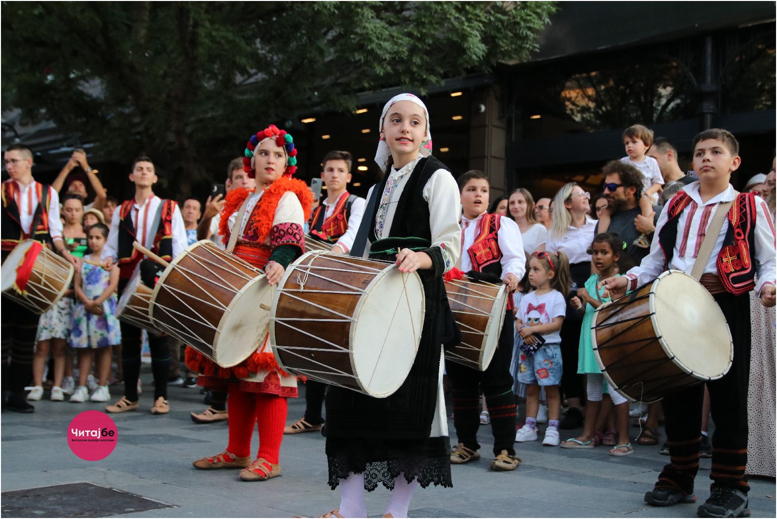 Фотогалерија од дефилето по Широк Сокак - 52. Илинденски денови Битола 18 илиденси дефиле 35