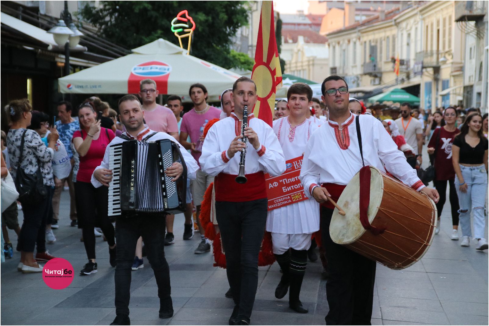 Фотогалерија од дефилето по Широк Сокак - 52. Илинденски денови Битола 20 илиденси дефиле 37