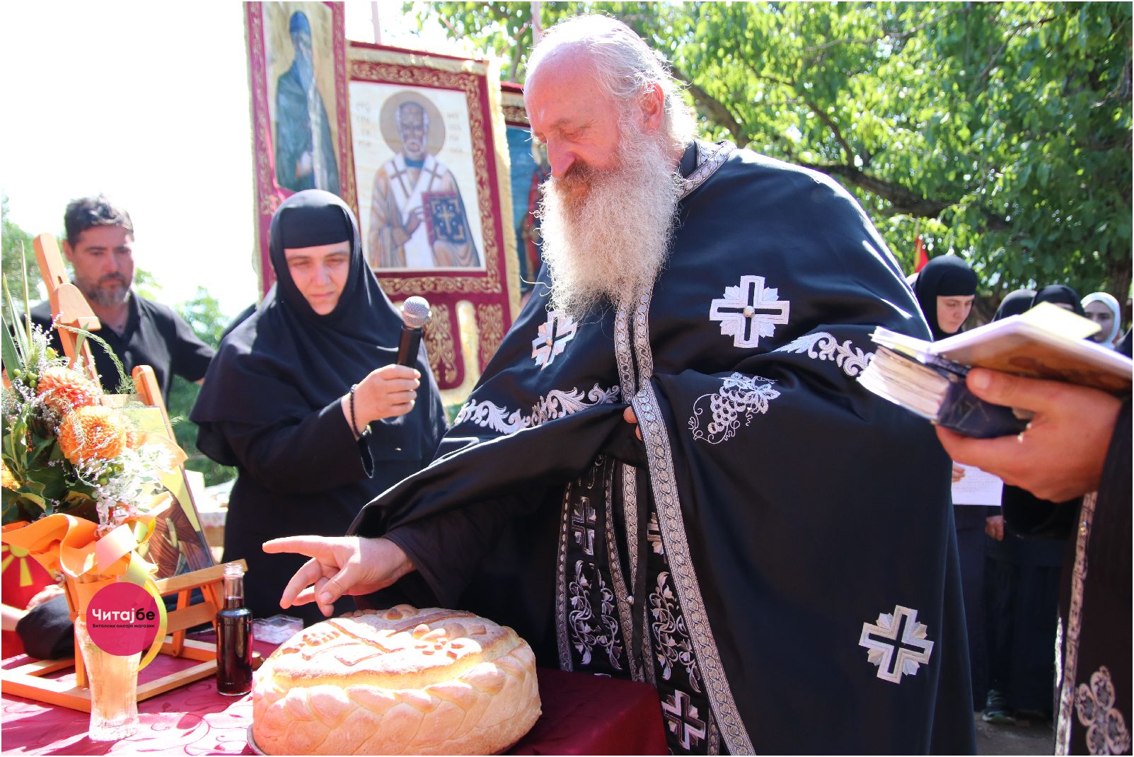 Панихида во Слепченскиот манастир за оние кои го положија животот за слободата - со леб и вино пречекана кичевската илинденска коњаница 9 панихида 7