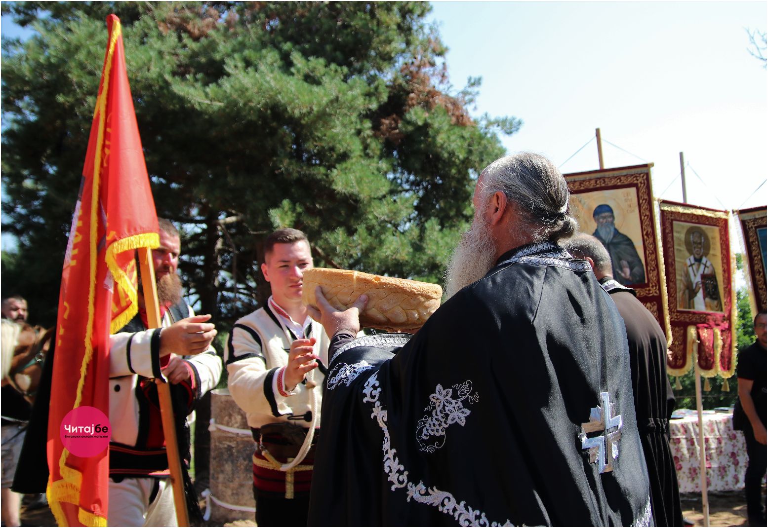 Панихида во Слепченскиот манастир за оние кои го положија животот за слободата - со леб и вино пречекана кичевската илинденска коњаница 10 панихида 8 1